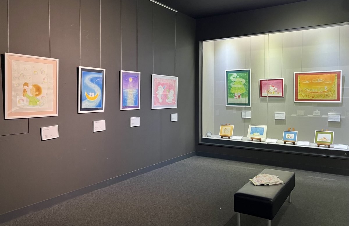 イベントえみこさんと楽しもう！
歌や手遊び、絵本の読み聞かせ♪
ご一緒にいかがですか？

えみこさんが描く絵本の原画や
ほっこり作品に囲まれて
優しい世界で遊びましょう！

日時：8/23(土)14時〜15時半
参加料：無料(通常入館料のみ)
要予約：鋸山美術館0439-69-8111