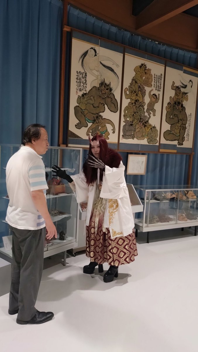 鬼の博物館の案内を受ける酒呑童子様。