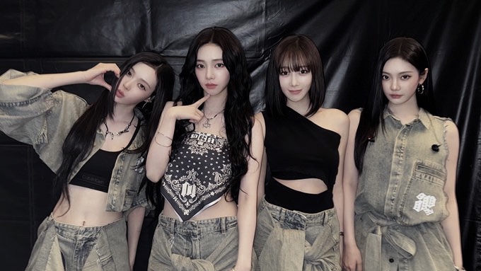 Theaescore's tweet image. &amp;amp;&amp;amp;  ..  “Bless the Free Girls.”
자유로운 소녀들에게 축복을—건드릴 수 없고, 멈출 수 없으며, 그들만의 스타일로 규칙을 새로 쓰는 중