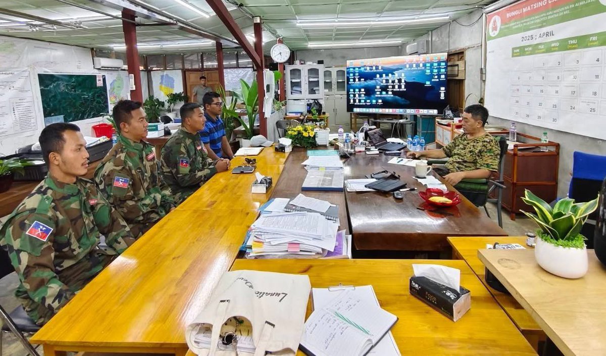 OoKoLinn3's tweet image. ကချင်လွတ်လပ်ရေးအဖွဲ့ (KIO/KIA) ဒုဗိုလ်ချုပ်ကြီး #ဂွန်မော်နဲ့ ယောတပ်တော် ခေါင်းဆောင်တွေ တွေ့ဆုံ။ (ဓာတ်ပုံ)  
Photo: Yaw Army Info
#DVB #KIO #YAW