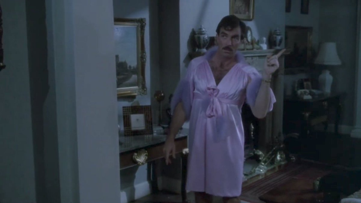 Lassiter (1984)🕵🏻‍♂️
Não acredito que um dos piores filmes da carreira do Tom Selleck é, de fato, um dos piores filmes da carreira dele🤡! Pelo menos nos proporcionou o Tom vestindo esse robezinho lilás que valoriza os cambitinhos dele😹