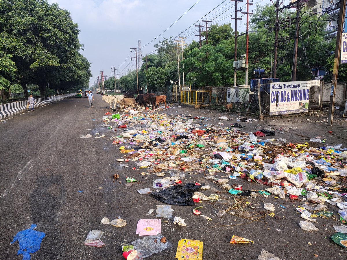 Krishna55126939's tweet image. #SwachhataAbhiyan has miserably failed to travel even 30km from seat of #PMHouse. State of affairs at #fortune500 #smartcityNoida sector 62. #DMNooida