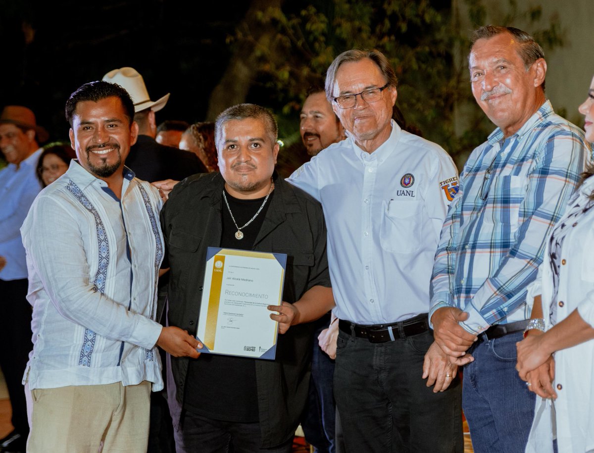 Muchas gracias a la Universidad Autónoma de Nuevo León por este reconocimiento como Personaje Cultural Regional de Nuevo León, en el marco de la XXIX Fiesta Cultural Regional de la Hacienda San Pedro; es un honor y un orgullo recibirlo. Gracias por supuesto al Municipio de