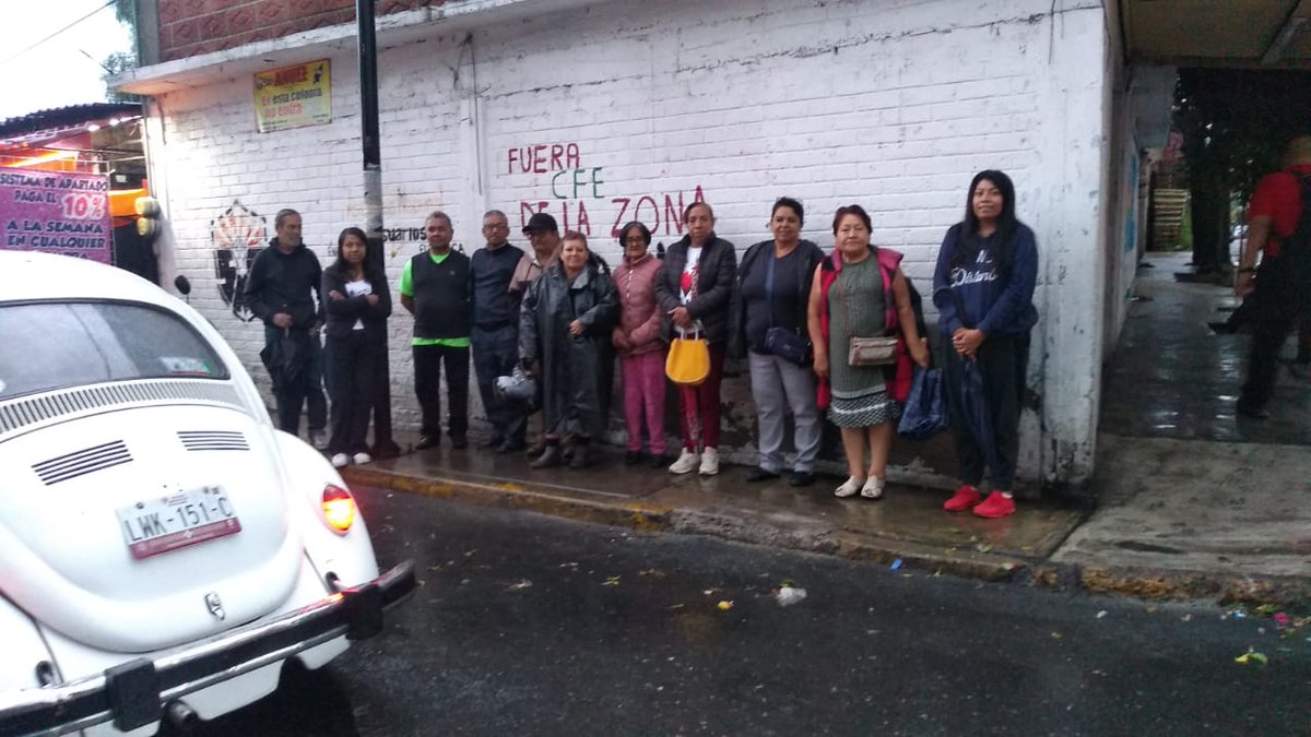 osvaldoER3's tweet photo. @ANUEE_MX comité del pueblo de Santa Marta Acatitla terminando la reunión informativa https://t.co/vhNiI0Zbck