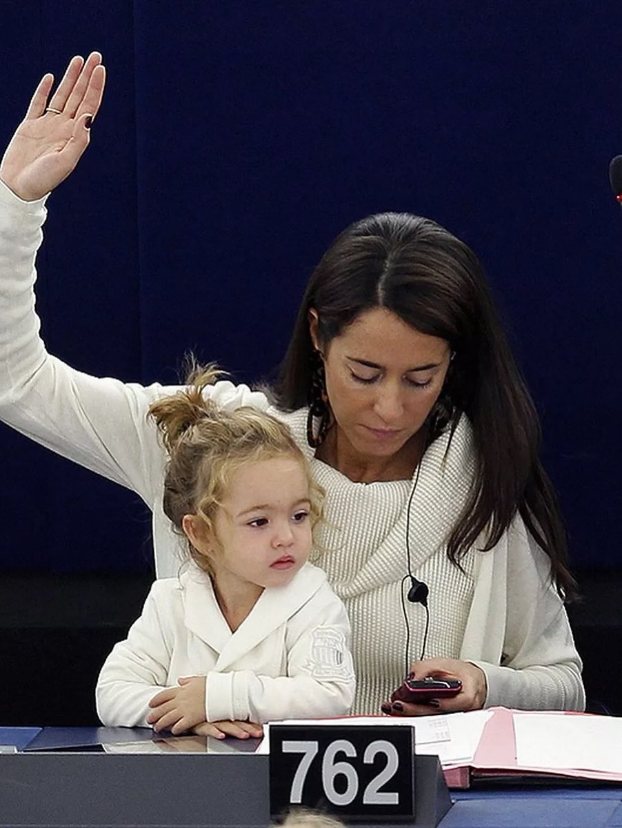 Kada je italijanska poslanica Licija Ronzuli ušla u Evropski parlament sa svojom ćerkom Vitorijom, starom samo 44 dana, to je bilo više od majčinog povratka na posao. Bio je to početak tihe revolucije. Više od tri godine, iz sednice u sednicu, Ronzuli je vodila Vitoriju sa sobom
