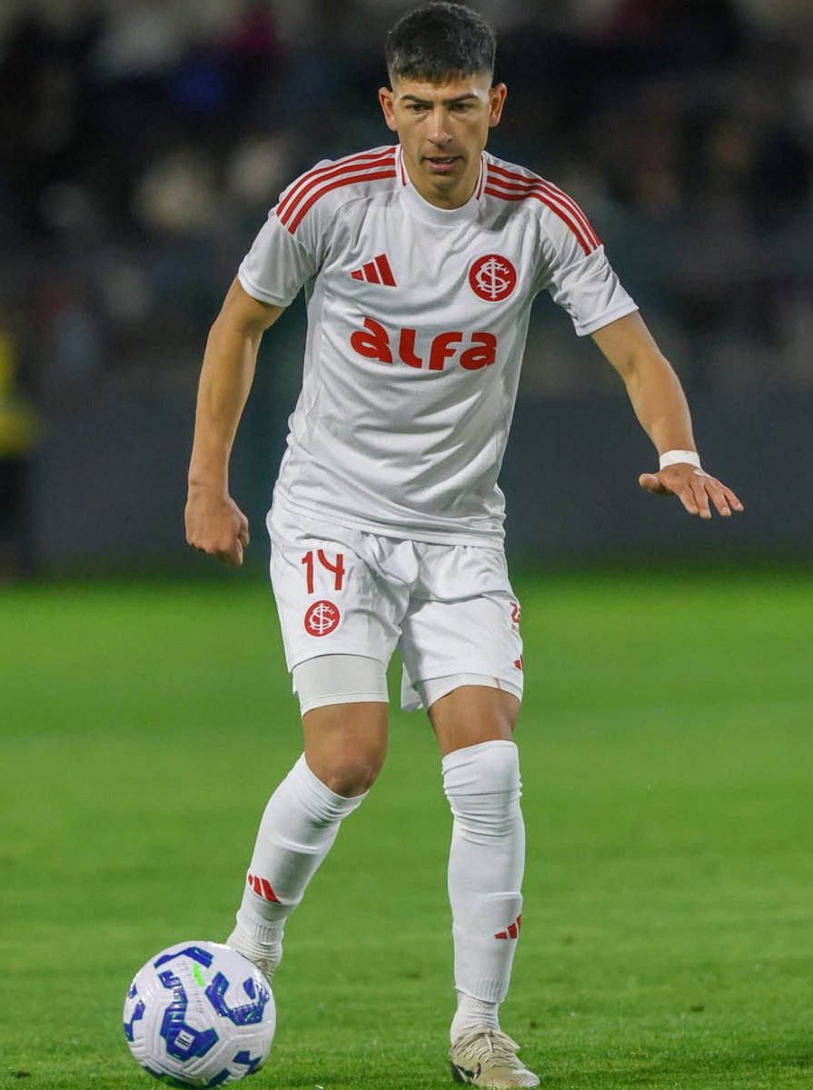 Tava lendo uns comentários sobre o uniforme todo branco e me veio a mente.... Vocês aprovariam essa mudança? 

Uniforme 1 todo vermelho e o 2 todo branco... 🔥