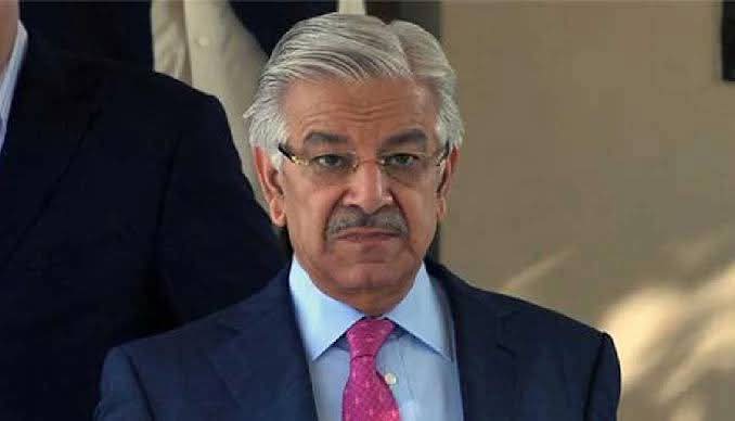 فیض حمید کو مریم نواز کی فرمائش پر تحویل میں رکھا ہوا ہے ورنہ اگر معاملہ واقعی کرپشن کا ہوتا تو کب سے پاپا جونز، آسٹریلوی جزیرے، کینیڈین کاروبار، بلجیئم کے محلات اور دبئی کے ویلاز چیخ چیخ کر پکار رہے ہیں کہ ہمارے مالک پاکستانی جرنیل ہیں
*خواجہ آصف*

پتہ کرو اس بندے کو کیا ہوا ھے
