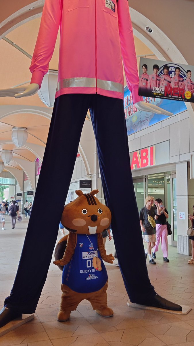 やくと しゃち (@jagdorkus) on Twitter photo ナナちゃん人形と同じポーズしたりモード学園バックに写真撮ったり単なる名古屋観光客(通りすがりの人たちと記念撮影したり) ナナちゃん人形と同じポーズしたりモード学園バックに写真撮ったり単なる名古屋観光客(通りすがりの人たちと記念撮影したり)