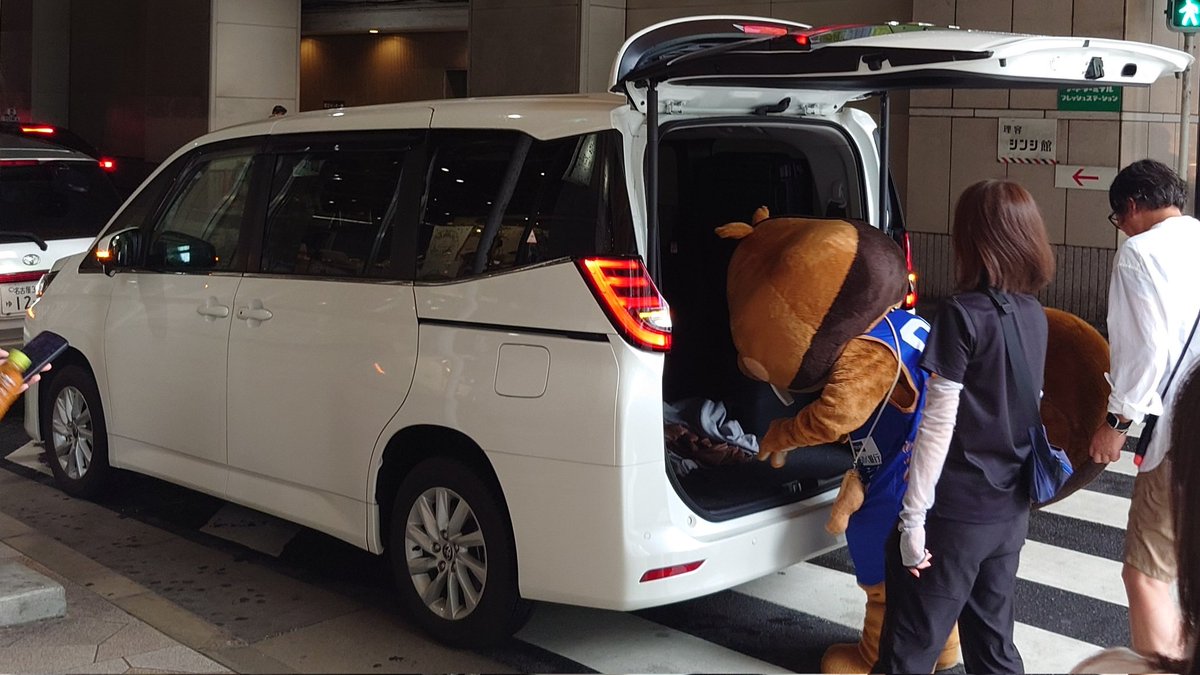 やくと しゃち (@jagdorkus) on Twitter photo 最後はノアのラゲッジスペースに消えて行きました。師匠みたい。 最後はノアのラゲッジスペースに消えて行きました。師匠みたい。