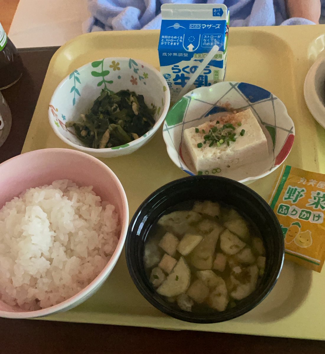 R712bab's tweet photo. 入院1週間目
なぜこうも味気ないのか…

あーバチバチ濃いラーメン食べたい

 #病院食 https://t.co/JOo27zKWCv