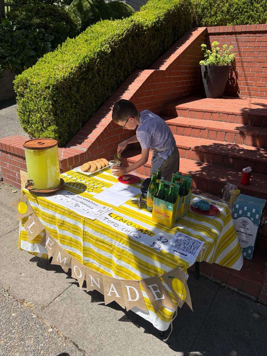 In the neighborhood, I met a kid selling homemade lemonade at their doorstep. It was so cute hearing the dad on the walkie-talkie asking for change! 🏡🍋🧃📻😊||Portland Japanese Garden