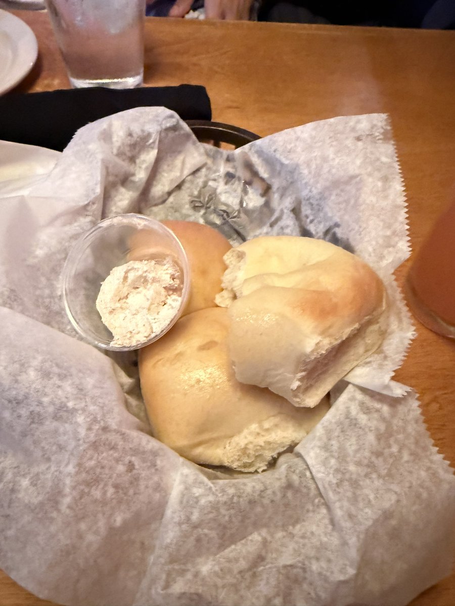 Alguien me dijo que si venía al Texas Roadhouse, comiera mucho pan en su honor