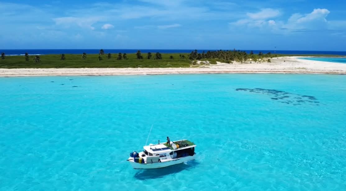🏝️ Isla Serrana en el archipiélago de San Andrés, lugar donde náufrago el español Pedro Serrano quien sobrevivió 8 años hasta que fue rescatado; de allí Daniel Defoe saco la historia de Robinson Crusoe, y llevada al cine en Náufrago con Tom Hanks y su inolvidable balón Wilson.