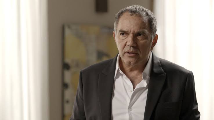sempre o personagem rico, dono de empresa familiar, arrogante