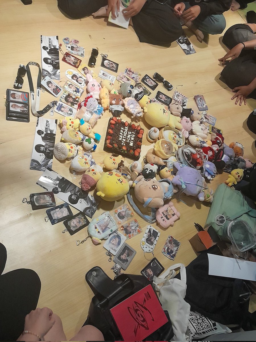 KEUNBBY's tweet photo. Went to Mingi birthday CSR event by @ensemble_idn yesterday🫶

It was super fun and I got to meet a lot of mingtis too >< kacamatanya akan dipake kalo atz ngonser di indo biar bisa keliatan n reunian sama yang ikut event ini☝️😋 https://t.co/bpc2cJuVyY