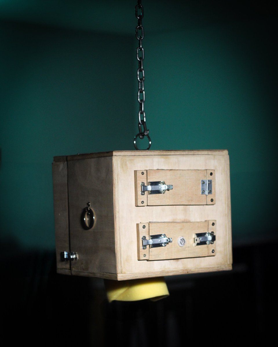 fzenstudio's tweet image. A caixa de isolamento para a cabeça foi ideia da @ariska_brat . Isolamento acústico e de luminosidade garantidos (forrada de espuma por dentro e no encaixe do pescoço),  controle da respiração por uma máscara interna. Consegue imaginar a vulnerabilidade e a paz de estar nela?