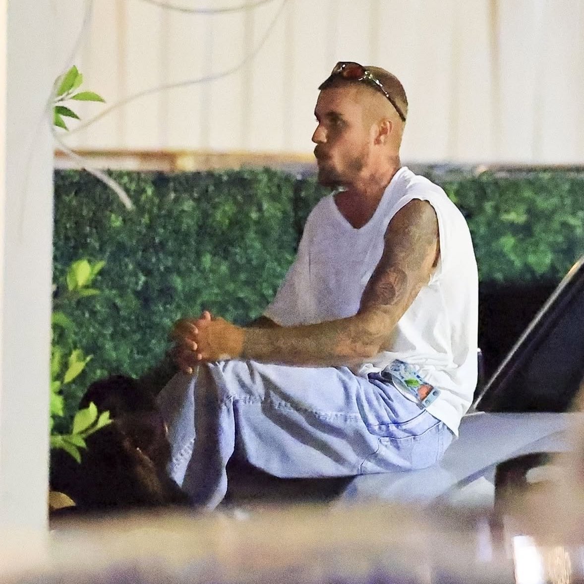 tpwkjdb's tweet photo. the white shirt and the blue jeans is so hot on him https://t.co/V89RXVEk7K