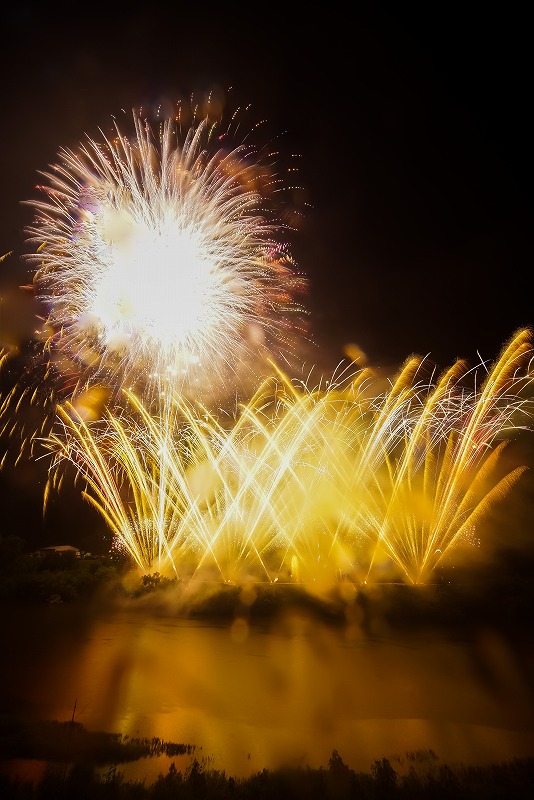 フィナーレ！
サブ機は縦構図にしたけどラスト花火以外は微妙＾＾；

2025-08-09 ええなぁまつりかわもと 川本町合併70周年記念花火 サブ機