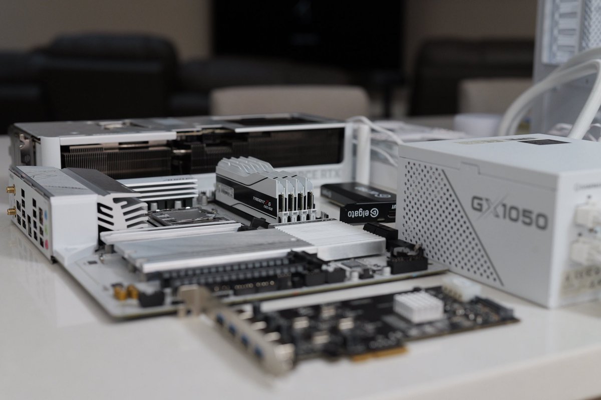 heiscarbon's tweet image. Before &amp;amp; after of tonight’s upgrade of PC No 2. 

6-8k 10-12bit vlogging &amp;amp; PoV content coming soon. 

I also will be streaming using @StreamWithMeld via Youtube &amp;amp; Twitch soon. My graphic designer is working overtime to get things settled.

Let’s get this work in. #LiveAFFest