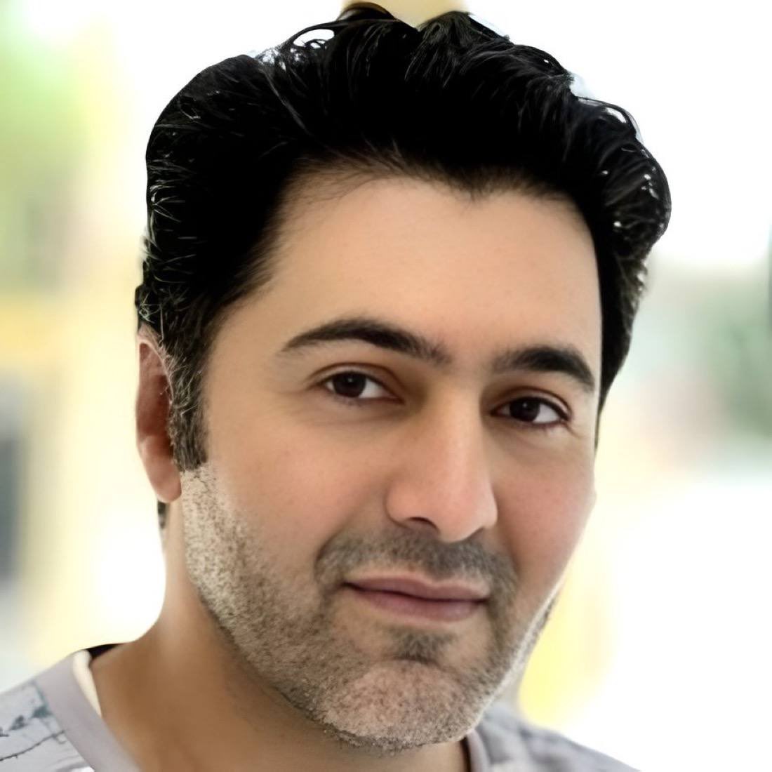 با وجود تودیع قرار وثیقه و مراجعه پدر و مادر حسن رونقی به دادسرای شهرستان ملکان برای پیگیری آزادی فرزندشان، مأموران امنیتی امروز در ملکان مانع از آزادی او شدند و بازداشت غیرقانونی همچنان ادامه دارد.

خانواده رونقی می‌گویند هنگام حضور مقابل دادسرا و تلاش برای دیدن حسن، مأموران