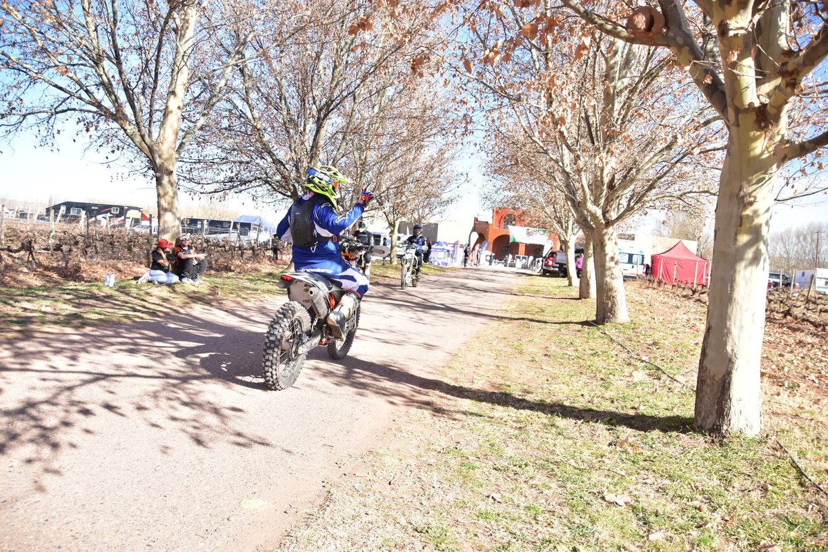 AneloMuni's tweet photo. 🏍️✨ **Inicio Exitoso del Enduro APE en Añelo** ✨🏍️ Este sábado comenzó la quinta fecha del Enduro APE, con gran asistencia y apoyo del público. El circuito dejó una buena impresión y mañana a las 9:00 hs continúa la competencia. ¡No te lo pierdas! 🚀🏁 #EnduroAPE #Añelo 🎉 https://t.co/SkKVAh0JQ1