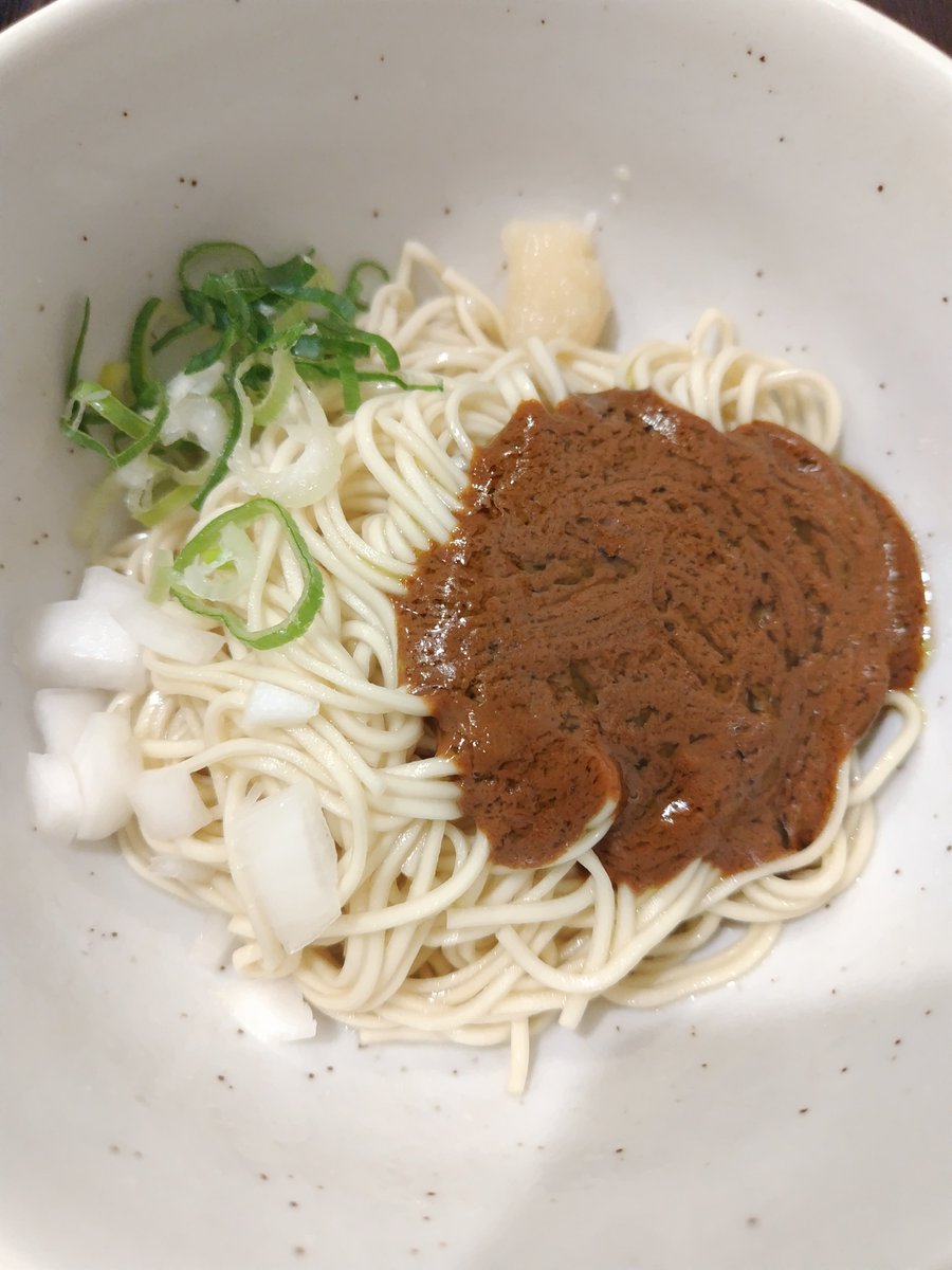 券売機前で迷っちゃう…😵‍💫
＃麺やでこ さんへ

☆サバと大葉のそば(冷)

期間限定の冷やしにしてみた〜😍
ひんやり白濁スープに浸った麺はパツパツ食感🥰
鯖のコク深い味わいに、大葉の爽快感、
岩海苔の海感のバランスは妙技😆👏
牡蠣の和え玉は、凝縮された風味が衝撃の旨さ🤯

ごちそうさまでした