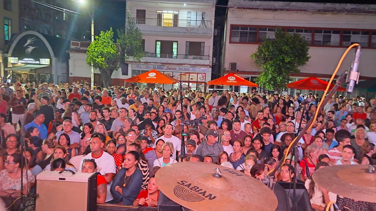 GHNordelo5's tweet photo. ¡Ayayay ...! ¡Cómo está 23! Y ni siquiera ha empezado la fiesta... #Cuba #CDRCuba #DaleMambo #MamboCuba #65AñosCDR https://t.co/T2rCCOOAXc
