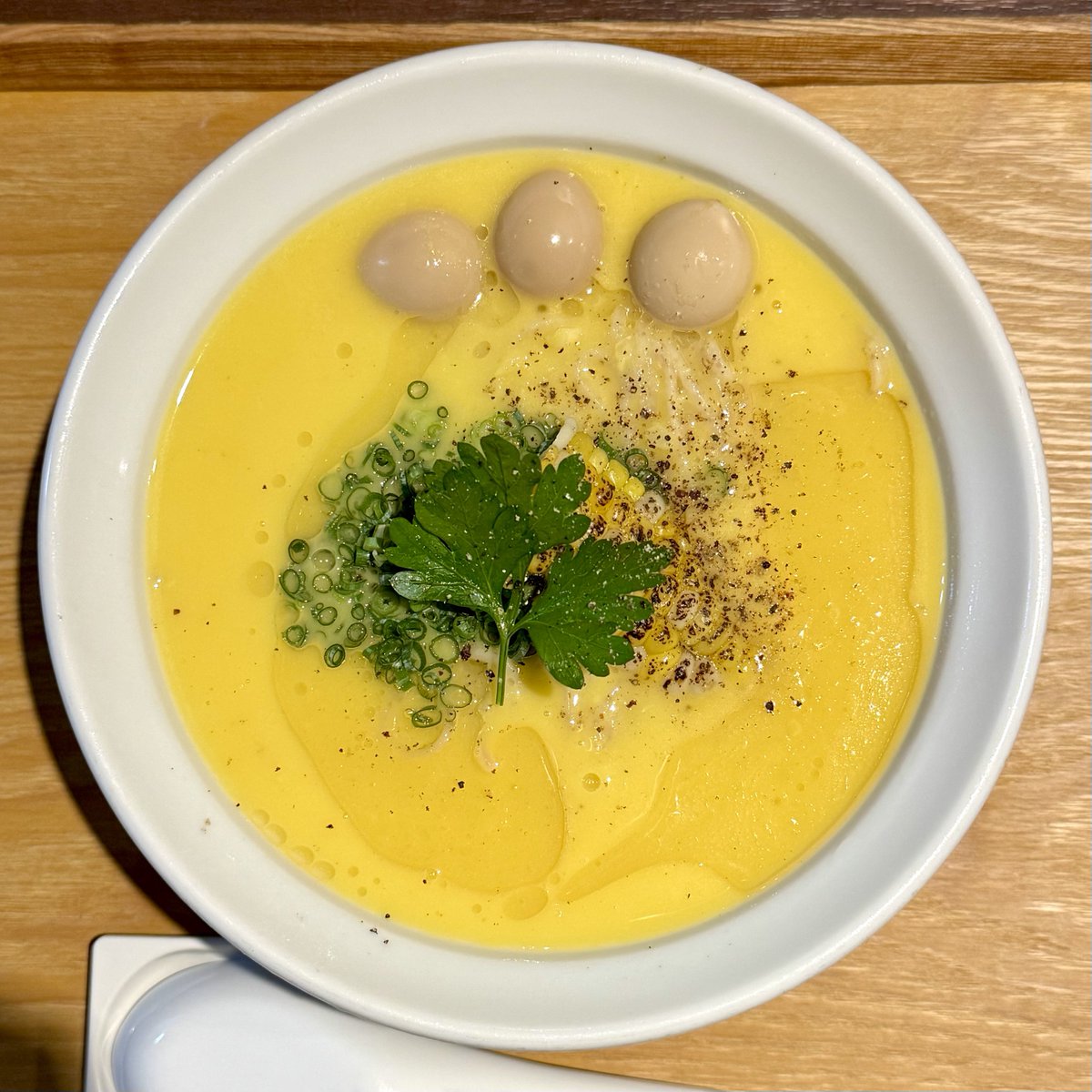 NIBOSHIMANIA @蒲田
【期間限定？】甘々娘の冷やし嶽きみソバ¥1200
うずら味玉(3個)¥100

冷製のコーンスープはとうもろこしの甘味にいりこの旨味と塩味が構成するトライアングルがNIBOSHIMANIAさんならではの絶妙な美味しさ！後味まで素晴らしく、これはまた食べたいです！ご馳走様でした！