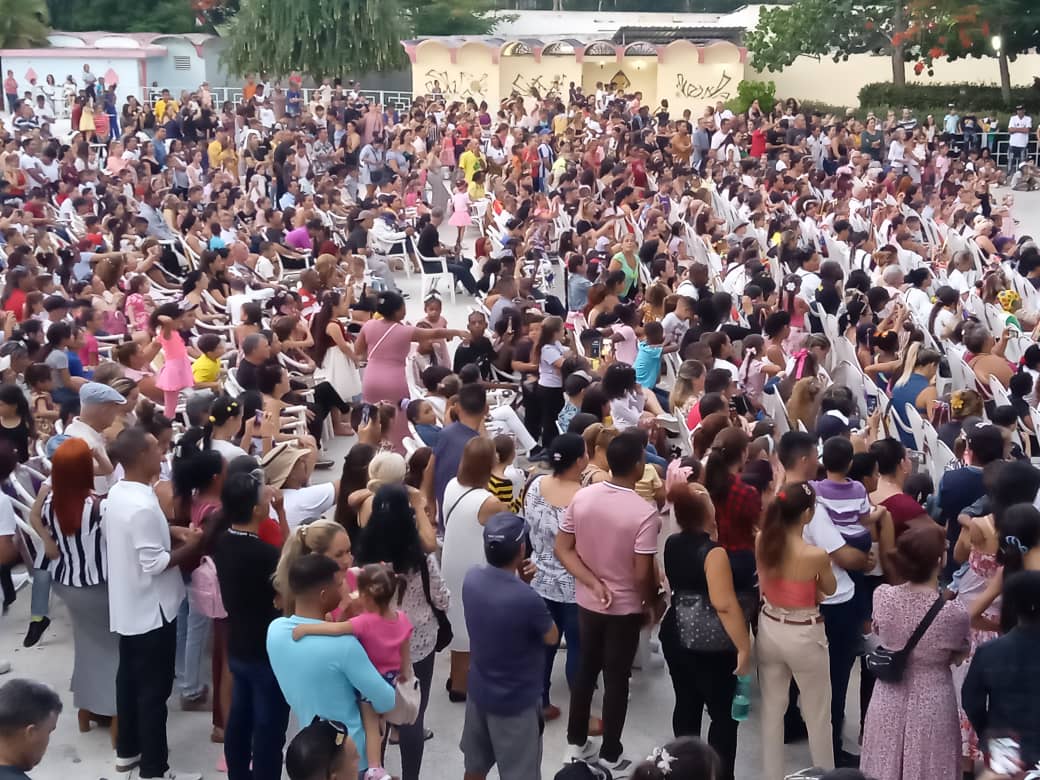 Lleno completo el Centro Cultural Bariay de #Holguin, con la presentación de La Colmenita. Los más chicos de casa y los mayores también, disfrutaron de una excelente oferta cultural infantil. #VeranoSiempreJoven #HonorHolguinero #Cuba