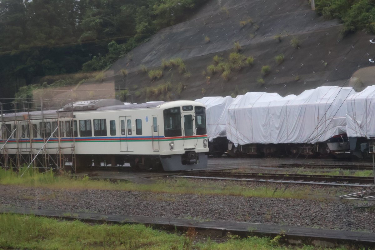 morishishi624's tweet photo. え？嘘だろ？各駅停車飯能のまんま陸送線にいるだと？
西武鉄道4000系の3本目の廃車か？
4023Fがあぁ
#西武鉄道 #西武4000系 #廃車 https://t.co/P6jM8LCddL