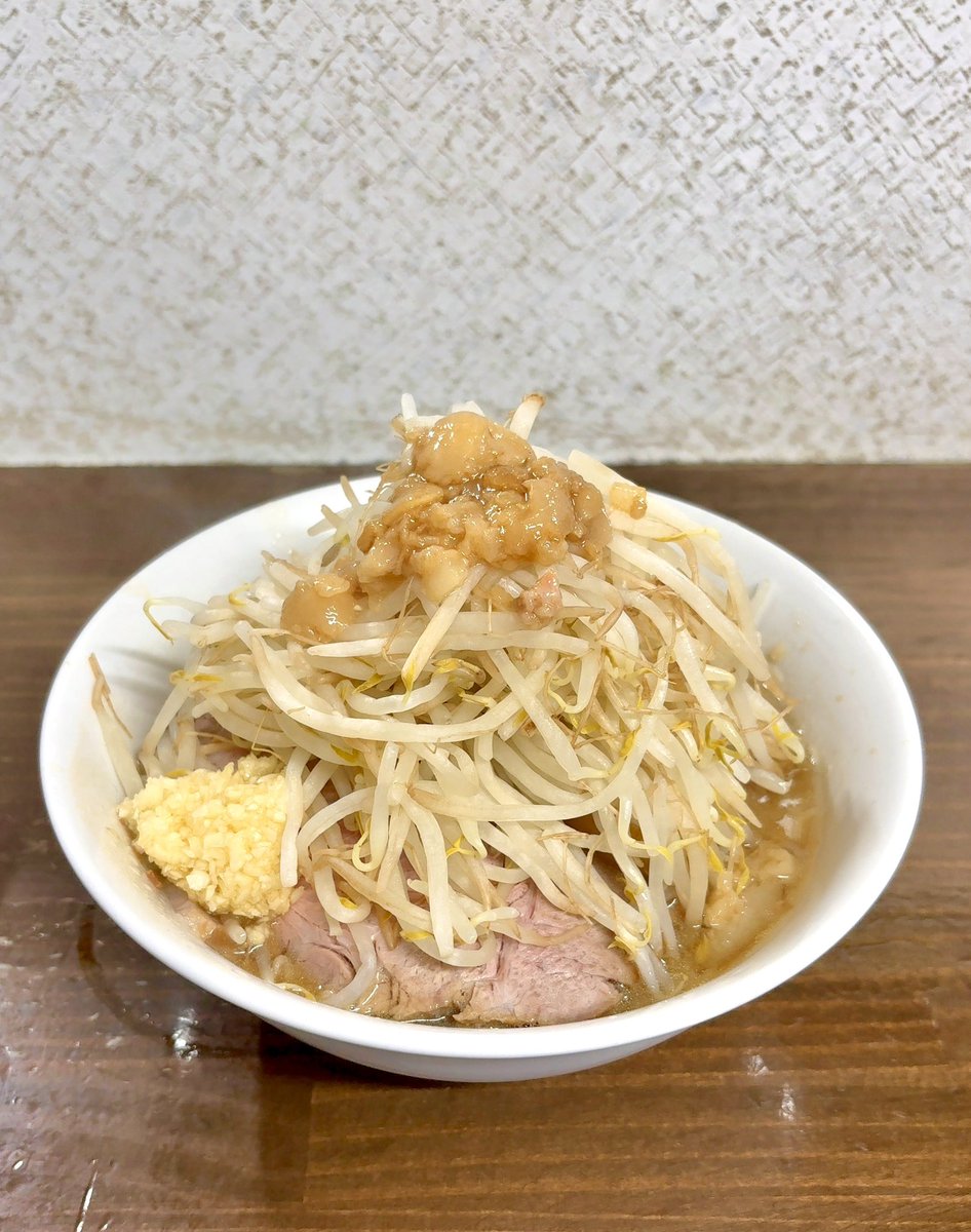 ラーメン武丸　宇都宮市
ラーメン960円　ニンニクアブラ

2ヶ月ぶりの訪問です
麺もスープも相変わらず美味しい！
あいにくな天気ですが涼しくてラーメン日和でした
ご馳走様です