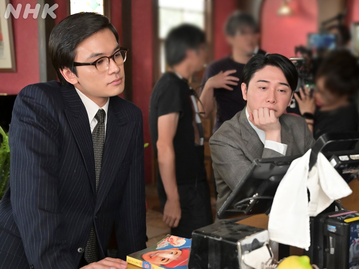 🏃‍♀️#あんぱんオフショット🖌

モニターチェックしながらいつも談笑されている北村さんと大森さんです😊

５年の月日が流れて再会した嵩とたくや。
これからの２人の活躍に注目です🌞

#北村匠海 #大森元貴
#朝ドラあんぱん 見逃し配信中📱plus.nhk.jp/watch/pl/c4ad4…