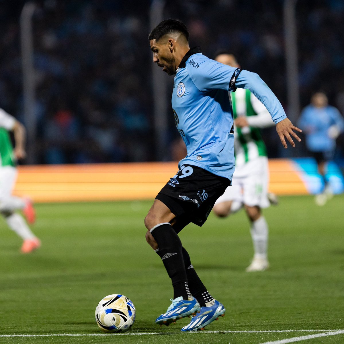 38 años cumple este muchacho el año que viene. Corre como un tipo de 20. Aparte de ser terrible profesional sabes que lo hace mantenerse así? Que es uno mas de nosotros ahí adentro. Que muere por estos colores. No tengo mas que palabras de agradecimiento para vos. Juga hasta los