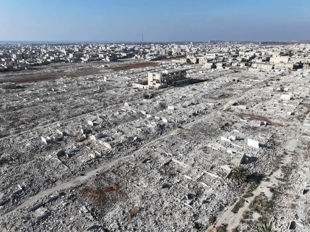 الحي الجنوبي في دير بعلبة بمدينة #حمص 

من هنا مرّ جنود الأسد وحزب الضاحية