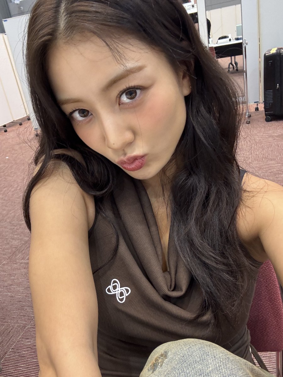 🫧 Update

Jihyo gave us 2 selfies today 🙂‍↕️

#JIHYO #지효 #ジヒョ
