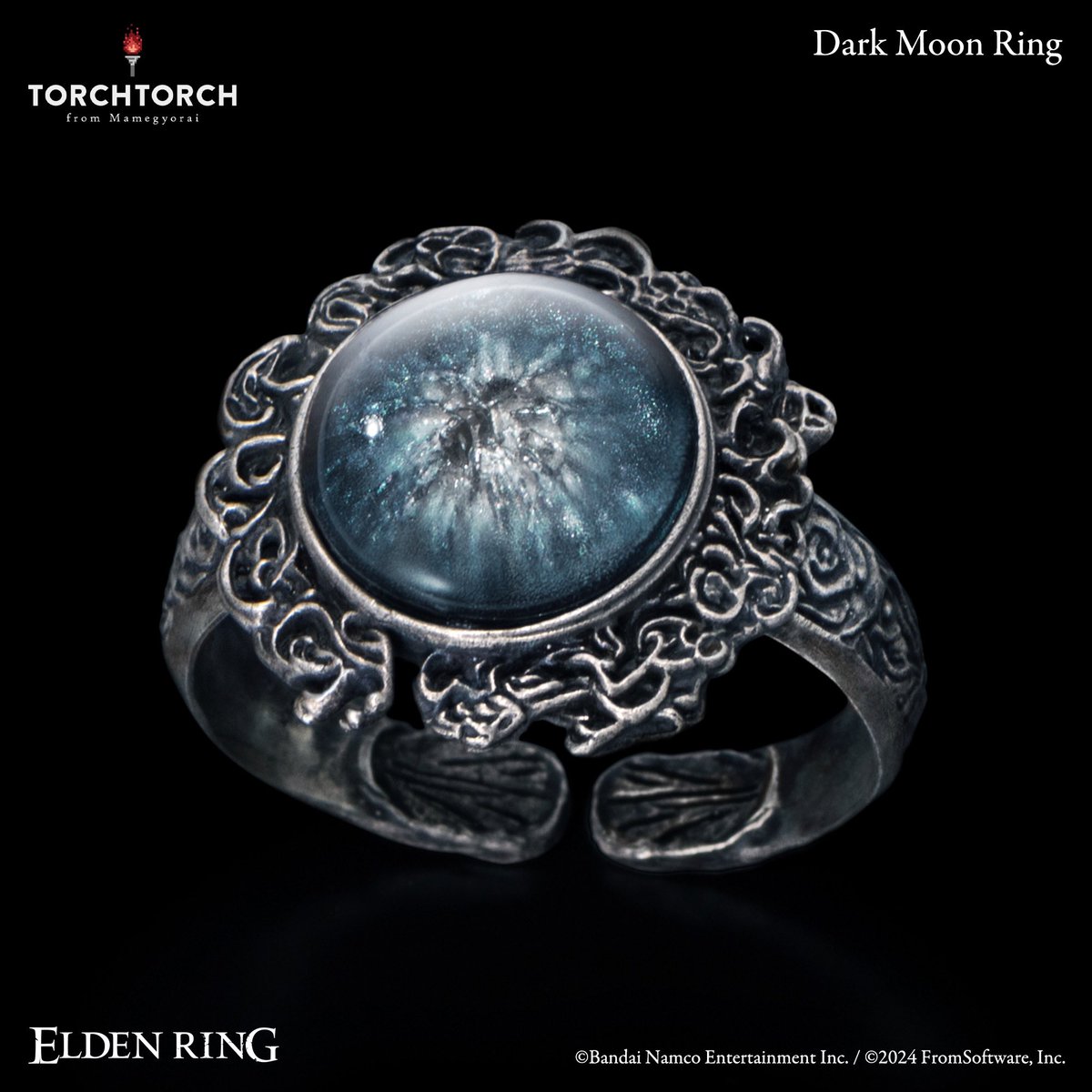 torchtorch_jp's tweet image. 【入荷のお知らせ】
「ELDEN RING 暗月の指輪」が渋谷・心斎橋PARCO両店、豆魚雷高円寺店に入荷いたしました。極薄のシルバーパーツ三層に天然水晶を重ね、薄氷と霜の結晶を表現。多層構造が生み出す、引き込まれるような奥行きと立体感が見どころです。ぜひ、お手元でじっくりとご堪能ください。