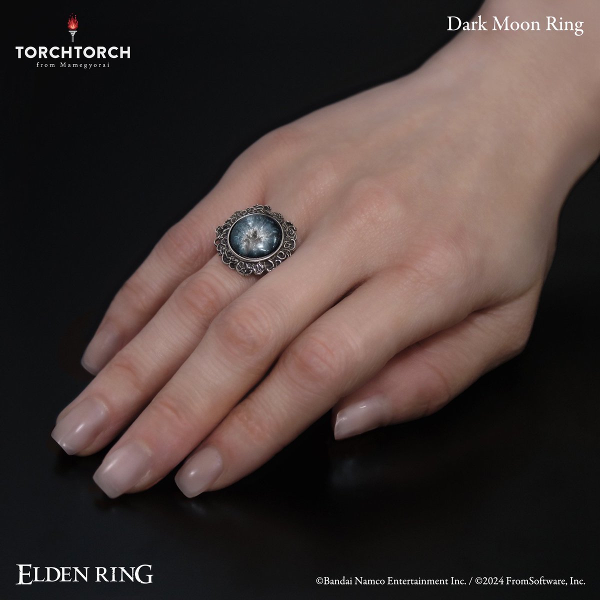 torchtorch_jp's tweet image. 【入荷のお知らせ】
「ELDEN RING 暗月の指輪」が渋谷・心斎橋PARCO両店、豆魚雷高円寺店に入荷いたしました。極薄のシルバーパーツ三層に天然水晶を重ね、薄氷と霜の結晶を表現。多層構造が生み出す、引き込まれるような奥行きと立体感が見どころです。ぜひ、お手元でじっくりとご堪能ください。