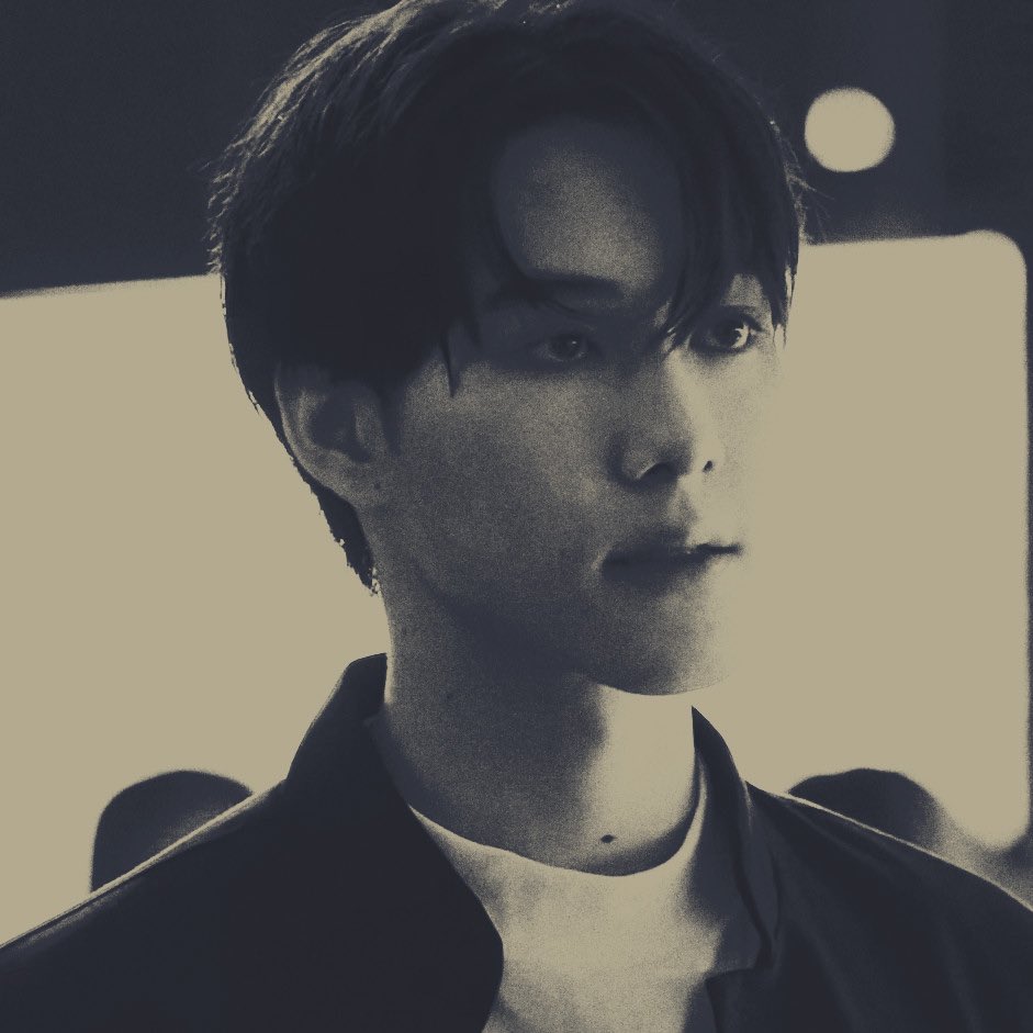 RAKSAKAREKTA's tweet photo. ️️

 ️️

Kepada aku, kamu, diaㅡ kita. Di delapan belas yang berhenti bergerak.

Segalanya berjalan terlampau lama dan pada akhirnya menelan kita satu persatu. Mengapa kita harus menjadi benda asing yang saling memandang tanpa tahu apa yang sedang ditunggu.

 ️️

 ️️ https://t.co/qGWMUSLZxA