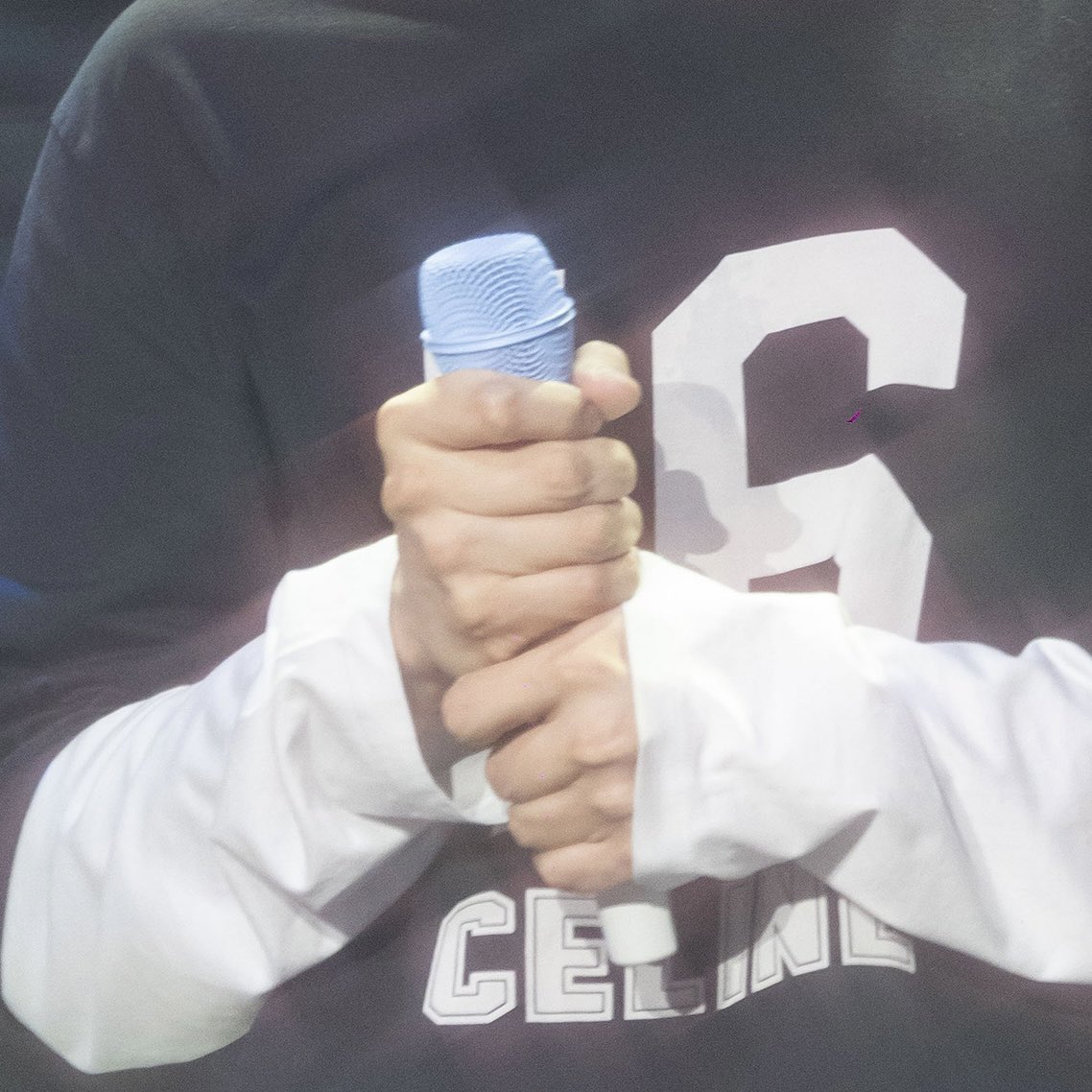 마이크 꽉 쥔 손이 너무 귀여워 〰️ 볼이 동글 𖦹