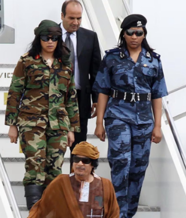 Noriega blandió el machete el día antes de llegar los gringos. Sin confiar en nadie, se asiló en la Nunciatura.

Sadam reía ante amenazas gringas mientras le aclamaban sus tropas. La guardia republicana dejó los fusiles y al igual q él…desapareció.

Khadafi retaba públicamente a