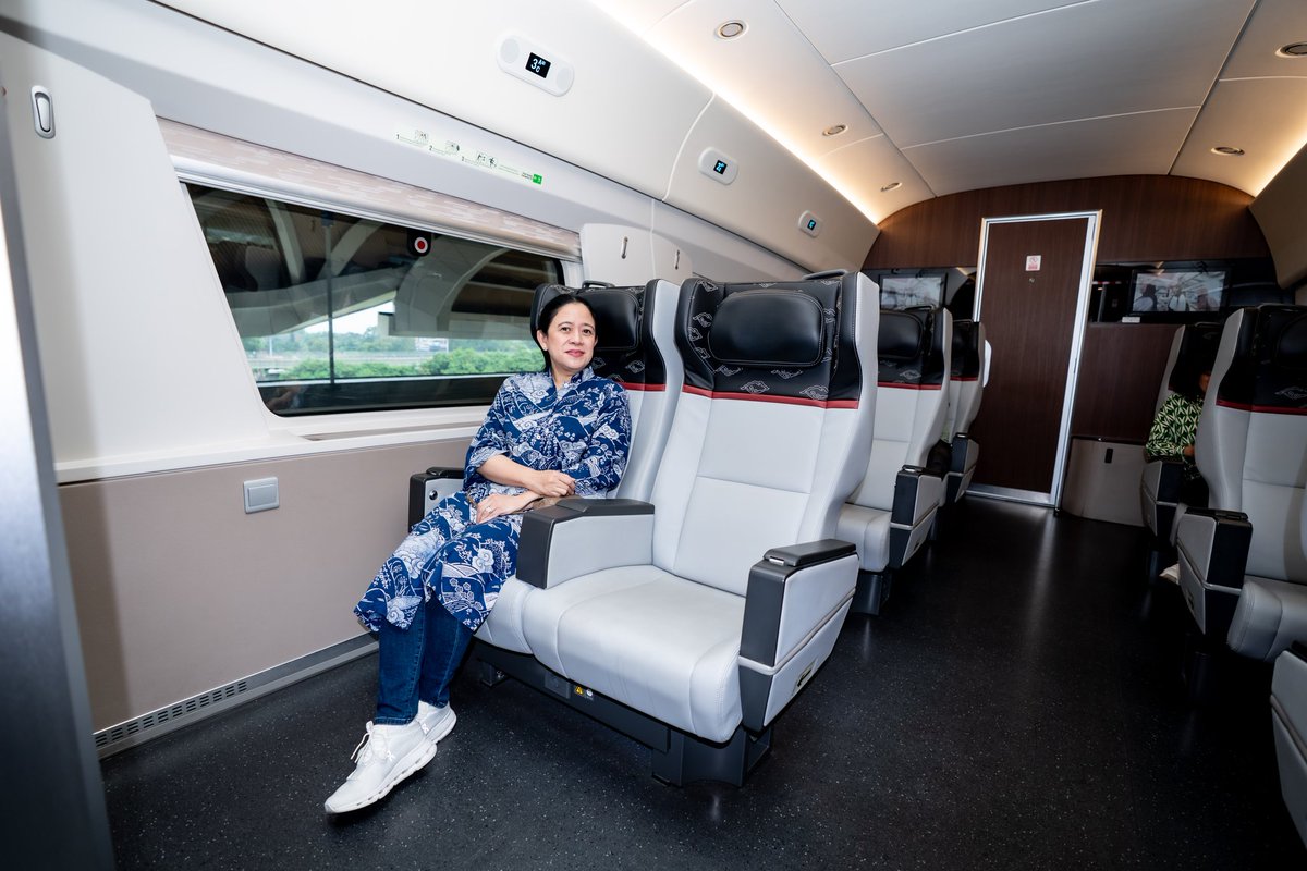 puanmaharani_ri's tweet photo. Whoosh…! 🚄

Pergi ke Bandung jadi makin nyaman, apalagi stasiunnya juga makin lengkap dan bersih. Kali ini saya ke Bandung pakai kereta cepat "Whoosh" untuk menghadiri undangan upacara dari Panglima TNI… 🫡

Setelah upacara, kulineran kemana ya? Kasih ide dong… ☺️

#puanmaharani