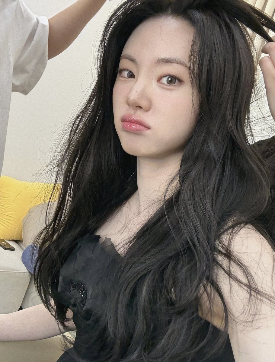 baephile's tweet image. Outfit and make-up on point.