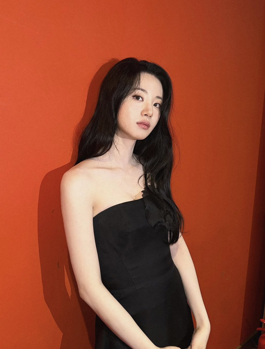 baephile's tweet image. Outfit and make-up on point.