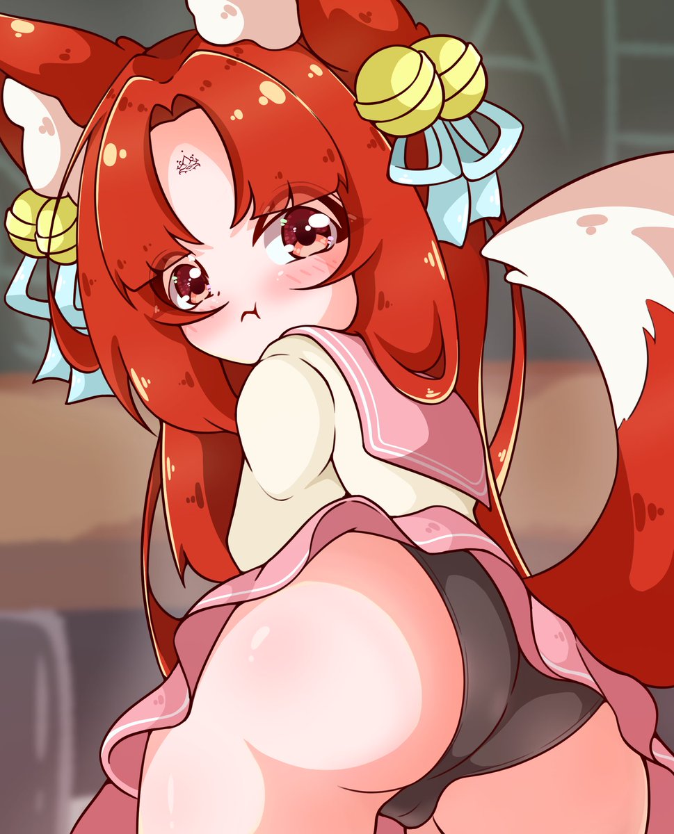 嗯？
誰在偷看小狐狸穿制服？

高中制服找不到了，制服的做很好看，
這間學校收起來蠻可惜的。
不然各方面來講，學生活動、師資、各類證照，都很優秀。
校園風格是走歐式，沒錯，我是念私立學校。🤣

貴貴的學費，制服當初買要快2萬w

#制服我可以去A朋友的來穿 🤣