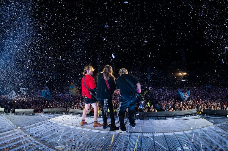 ME_Airbag's tweet photo. UN AÑO DEL COMIENZO DE LA TRIPLE FECHA EN VÉLEZ

Un día como hoy, Airbag volvía a Vélez pero esta vez, por triplicado, rectificando a la banda como una de las mas convocantes del país. Las fechas tuvieron la sorpresa del anuncio de ECDLP, invitados especiales y canciones únicas. https://t.co/VXjrQWm16A