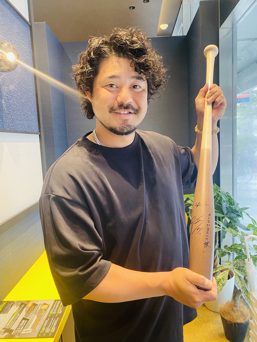 bcsKAMIYUBI's tweet image. KAMIYUBI YOKOHAMA

お客様　宮﨑敏郎選手
#横浜denaベイスターズ
#宮﨑敏郎
#神指一門
#kamiyubi
#kamiyubi横浜
#ボートピア横浜
#あの日の動きを取り戻す
#ボディケア
#関内
#徒歩5分