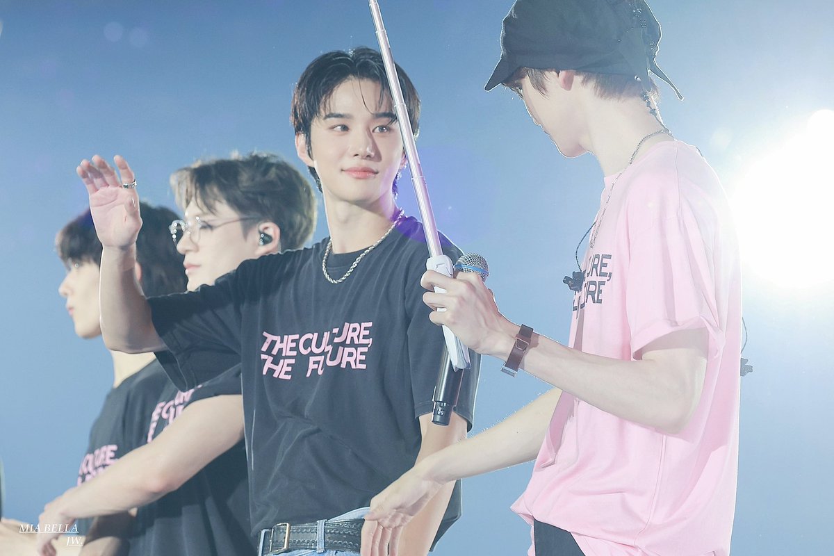 손을 잡아달라고 하잖아.