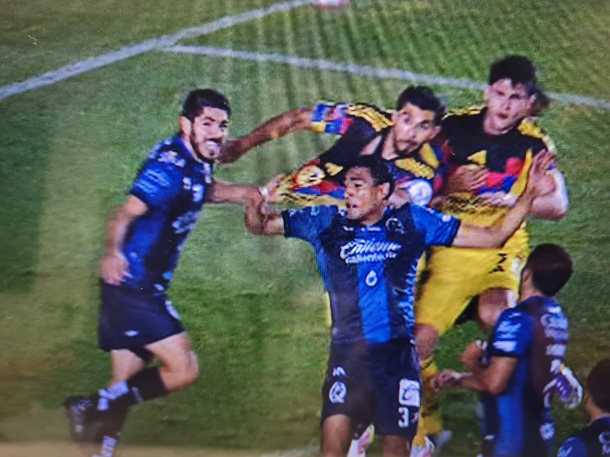 cantantearbitro's tweet photo. Bien sancionado el penal sobre Henry de @ClubAmerica sujeción muy clara de playera.
Arbitro #afinado ✅️👌⚽️ https://t.co/Ixsc388fvu