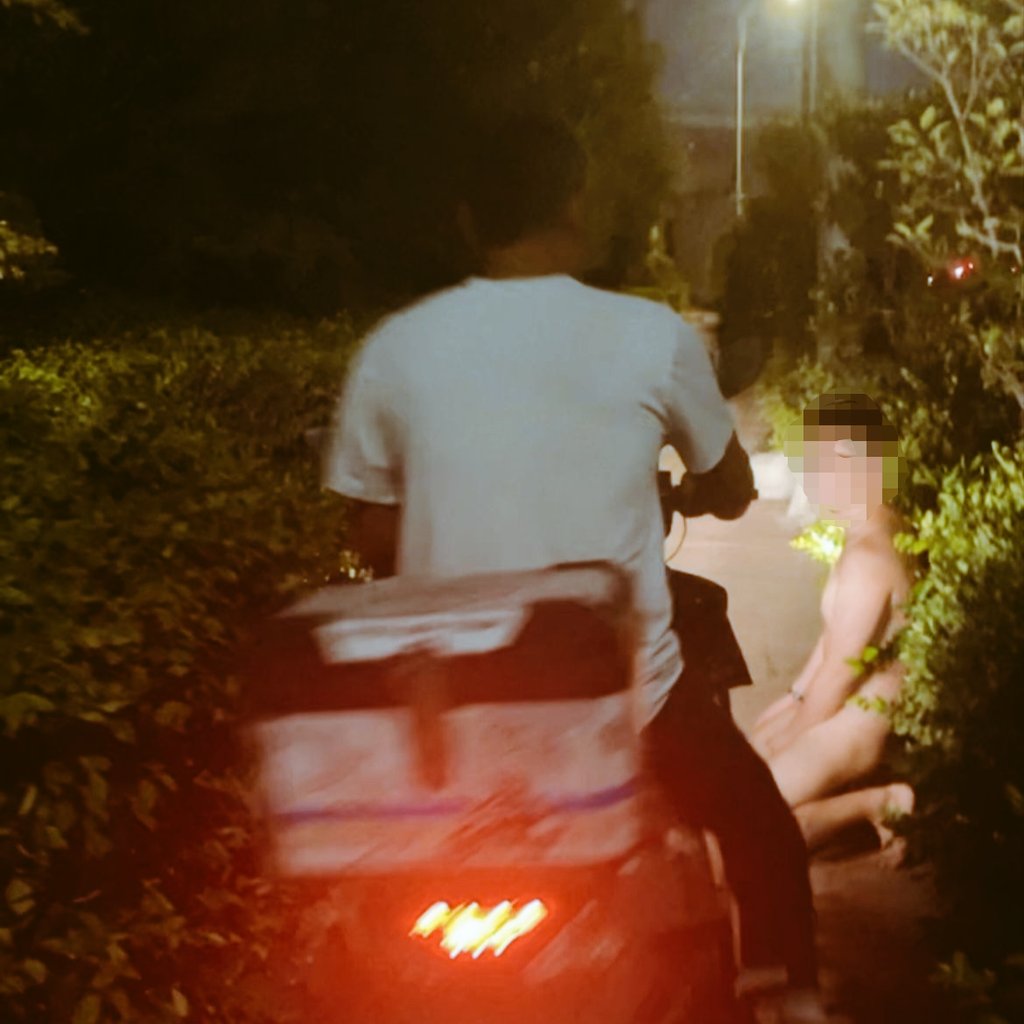 Sub_Lev's tweet photo. 外卖小哥来了、看一眼、走了。🤨 https://t.co/MuChvqeylm