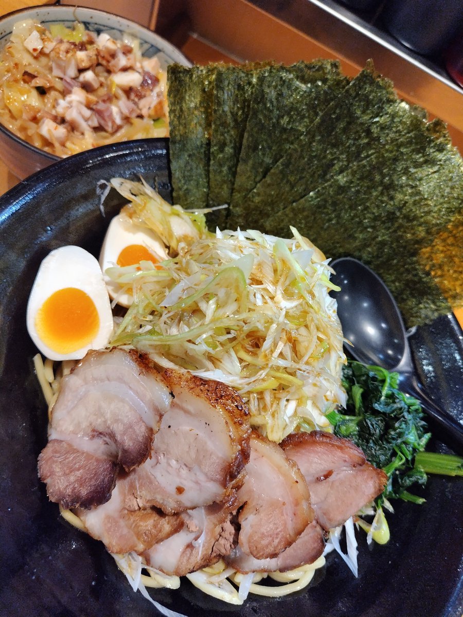 カラオケ前の栄養補給😉💪
＃横浜ラーメンてっぺん家 さんへ

☆ねぎ油そば（冷）

自制しないとこればっかり食べそうになる、
ダントツ大好きメニュー😍💓
山盛りネギもやとムチもち麺に、
キリッとしょっぱタレが絡んで食欲爆発🤯❗
炙りチャーシューはわんぱくに頬張るべし😋✨

ごちそうさまでした